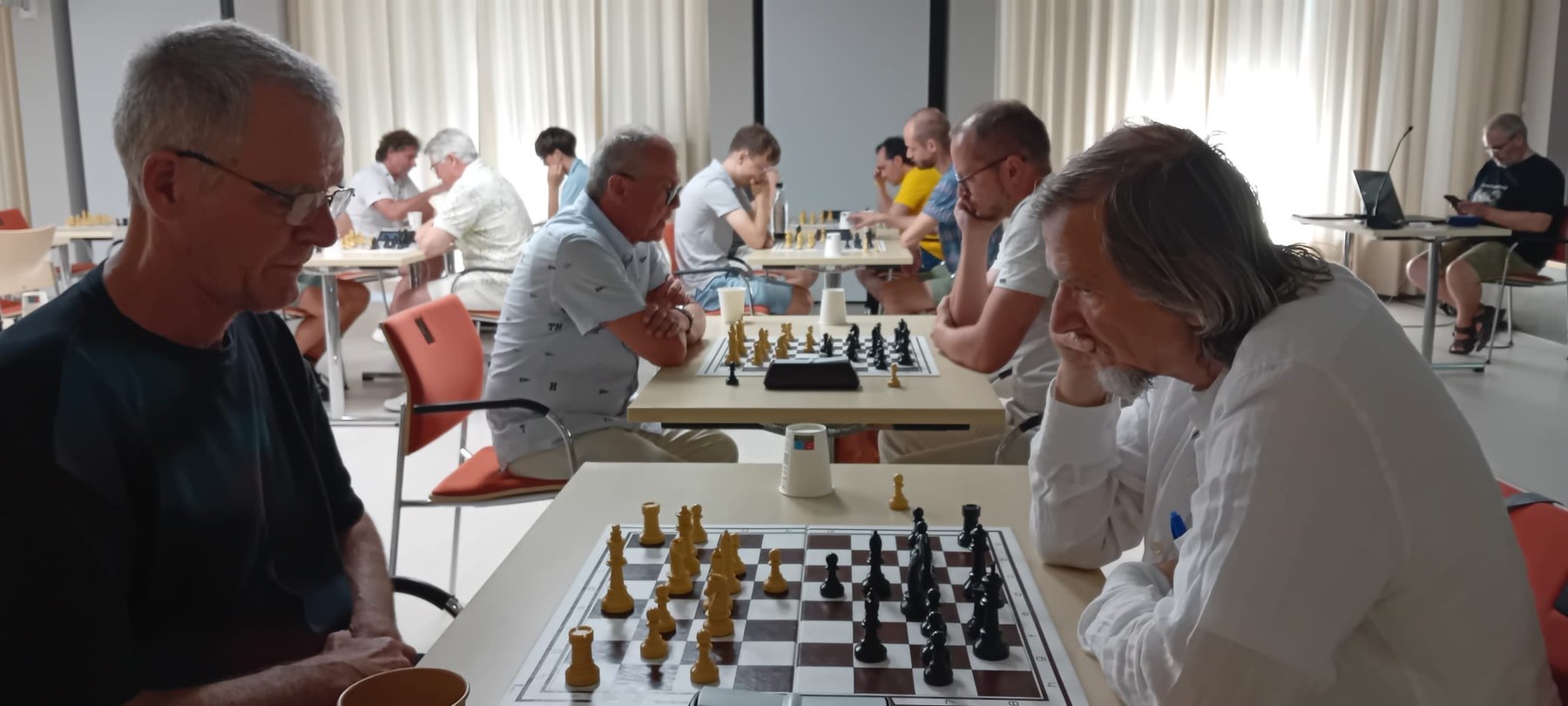 Konzentriertes Duell am Spitzenbrett