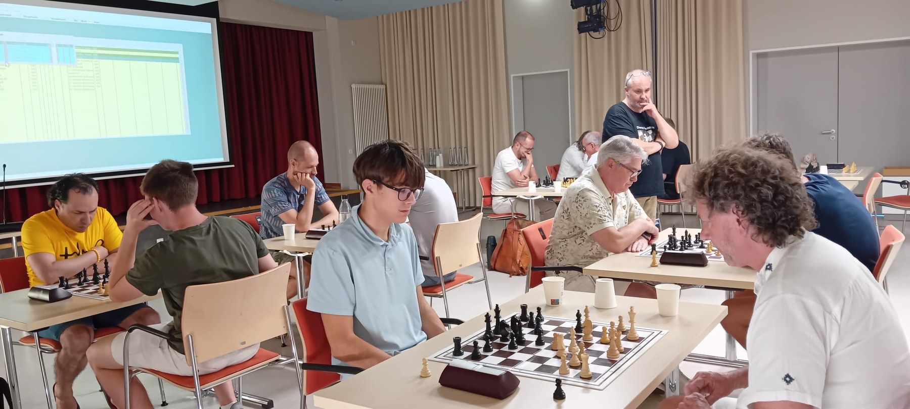Konzentrierte Partien an mehreren Brettern